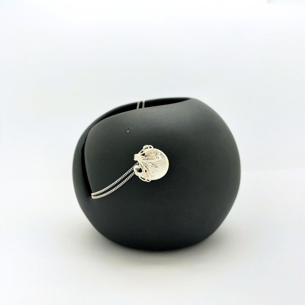 Faire dans la dentelle - Pendentif S